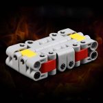 Modell av elpanel tillverkad med LEGO-block, som illustrerar en enkel elektrisk krets för vetenskapligt lärande och tematisk dekoration.