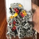 Vetenskapligt byggchip i plast i grått, rött, gult och svart, perfekt för utbildningsprojekt och vetenskapliga experiment, lätt att sätta ihop.
