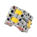 LEGO-chip med vetenskapliga element i grått, gult och rött, designad för dekoration eller skapande av pedagogiska modeller. Perfekt för vetenskaps- och DIY-entusiaster.