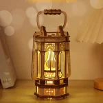 Trä-lampa med mönster inspirerade av vetenskapens värld, idealisk för en originell dekoration.