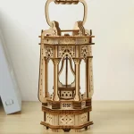 Graverad trä-objekt för vetenskap, en dekorativ lampa inspirerad av gammal arkitektur, perfekt för industriell eller vintage inredning.