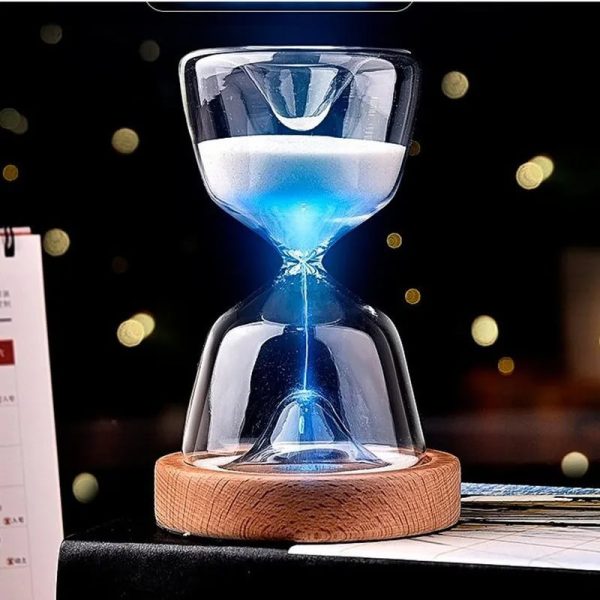 Ljusande sandur i glas med blått ljus, placerad på en bas i trä, som skapar en fängslande visuell effekt. Perfekt för kontorsdekoration eller som ett vetenskapligt samlarobjekt.
