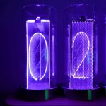 Lysande nummer 1 och 2 i lila neon i glasrör.