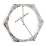 Dekorativ klocka i marmor med hexagonalt ram och metallvisare, modern och elegant design för vetenskaplig eller inomhusdekoration.