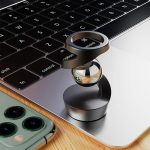 Teknologiskt tillbehör i form av ett förstoringsglas för smartphone och dator, perfekt för vetenskap och teknik.