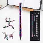 Färggelat bläckpenna med vetenskapliga metalltillbehör, inklusive ett set med kulor och delar för dekoration eller skapande av vetenskapliga modeller.