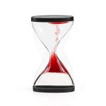 Sandklocka med röd sand i en transparent glasram, symbol för tidens gång, idealisk för vetenskaplig dekoration eller som kontorsobjekt.