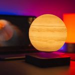 Nattlampa i form av planeten Mars, idealisk för vetenskaplig dekoration eller ett kreativt arbetsutrymme.