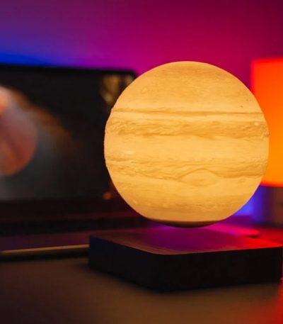 Nattlampa i form av planeten Mars, idealisk för vetenskaplig dekoration eller ett kreativt arbetsutrymme.