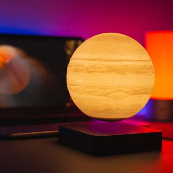 Nattlampa i form av planeten Mars, idealisk för vetenskaplig dekoration eller ett kreativt arbetsutrymme.