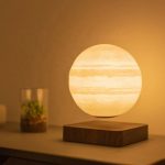 Nattlampa i form av en måne, med en design i trä och papper, som skapar en varm och lugnande atmosfär i rummet.