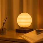 Nattlampa i form av en måne, mjukt och lugnande ljus, idealisk för inredning och skapande av en varm atmosfär.