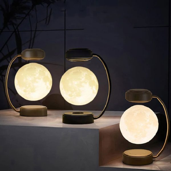 Bordslampa i form av en måne med varmt ljus, idealisk för vetenskaplig eller modern inredning.