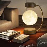 Skrivbordslampa i form av en måne med mjukt ljus, idealisk för stämningsbelysning eller läsning, som ger en elegant och originell touch till ditt arbets- eller avkopplingsutrymme.