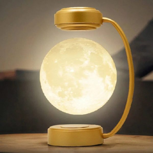 Dekorativ månlampa med gyllene stöd, som skapar en varm och mystisk atmosfär i ditt hem. Idealisk för en originell och elegant inredning, inspirerad av astronomi och vetenskap.