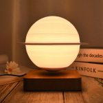 Dekorativ lampa inspirerad av astronomi, idealisk för en modern inredning eller ett utrymme dedikerat till vetenskap.