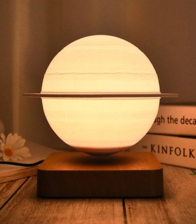 Dekorativ lampa inspirerad av astronomi, idealisk för en modern inredning eller ett utrymme dedikerat till vetenskap.