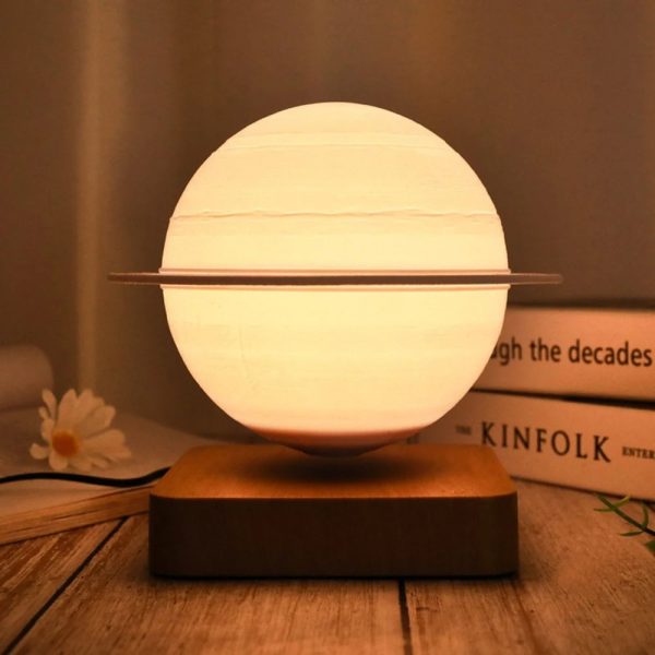 Dekorativ lampa inspirerad av astronomi, idealisk för en modern inredning eller ett utrymme dedikerat till vetenskap.