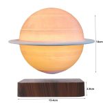 En dekorativ lampa som representerar planeten Saturnus med lysande ring, i trä och LED, idealisk för en inredning inspirerad av astronomi.