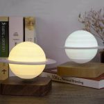 Saturnus planetlampa, vetenskaplig dekoration med mjukt ljus, idealisk för ett kontor eller ett sovrum.