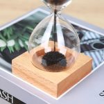 Glaslamphållare med naturligt trästöd, elegant vetenskaplig dekoration för kontor eller inredning, idealisk för att framhäva objekt eller växter.
