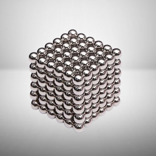 Struktur av metallkulor i rostfritt stål som bildar en tredimensionell pyramid, illustrerande ett modernt dekorativt vetenskapligt objekt.