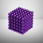 Pyramid av lila magnetkulor som bildar en 3D-kub, idealisk för vetenskaplig eller pedagogisk dekoration.