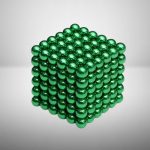 Grön metallkula i form av en 3D-pyramid, bestående av många glänsande kulor staplade på ett regelbundet sätt.