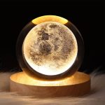 Lunar objekt i kristallkula med LED-belysning.