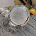 Transparent kristallkula med gel-effekter inuti, idealisk för vetenskaplig inredning eller som samlarobjekt.