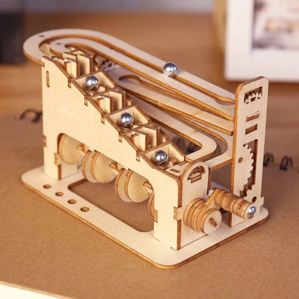 Modell av biljardbana i trä med metallkulor, perfekt för pedagogiska experiment eller vetenskapliga dekorationer. Design i naturligt trä med precisa detaljer och interaktiv mekanism.