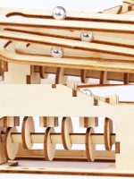 Trä biljardbana med metallkulor, pedagogisk eller dekorativ modell, som framhäver precision och mekanik. Perfekt för vetenskaplig dekoration eller ett pedagogiskt projekt.