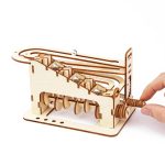 Trälogikspel med kulor och ramper för att stimulera tänkande och finmotorik. Perfekt för vetenskapsentusiaster och pedagogisk dekoration.