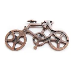Mekanisk cykelmodell i återvunnen metall, som illustrerar en industriell och ekologisk design, perfekt för vetenskaplig dekoration eller för mekanikentusiaster.