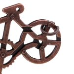 Mekanisk cykelmodell i vintage metall, perfekt för vetenskaplig dekoration eller som samlarobjekt. Industriell design med detaljer i koppar eller brons.