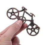 Miniatyr av cykel i metall, perfekt för vetenskaplig dekoration eller som samlarobjekt, med precisa detaljer och industriell design.