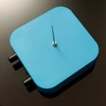 Minimalistisk laboratorieklocka med blå digital urtavla och svarta justeringsknappar, designad för vetenskaplig dekoration.
