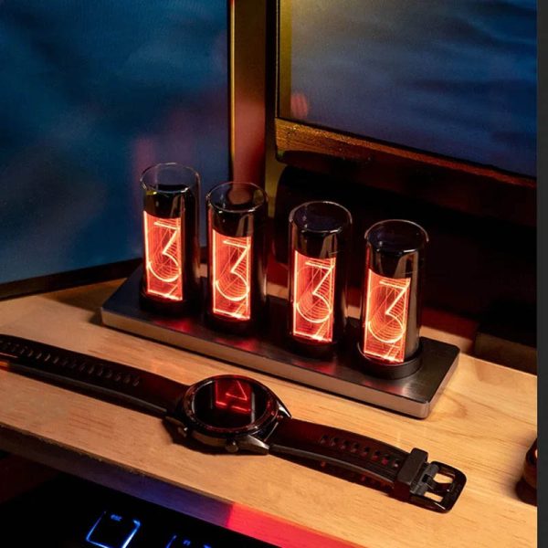 Retro Nixie-lampor med en smartklocka i förgrunden.