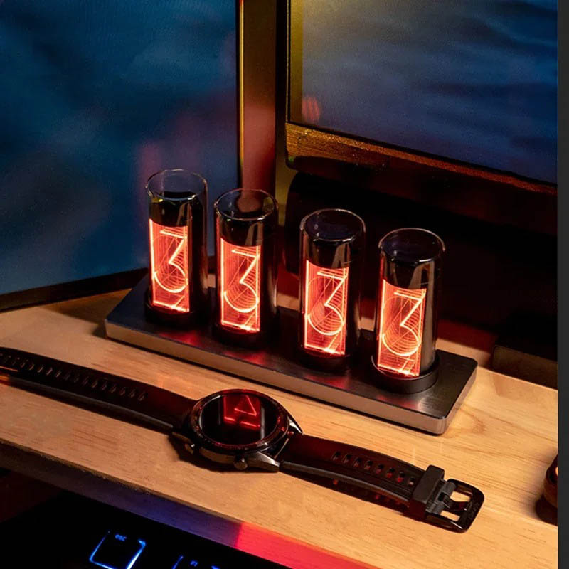 Retro Nixie-lampor med en smartklocka i förgrunden.