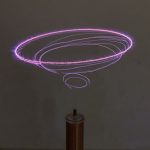 Illustration av en plasma-ring i form av en svävande ring, genererad av en plasma-generator, med ljusa lila linjer mot en mörk bakgrund.
