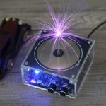 Elektrisk urladdningschip som genererar en lysande lila gnista på en transparent elektronisk krets.