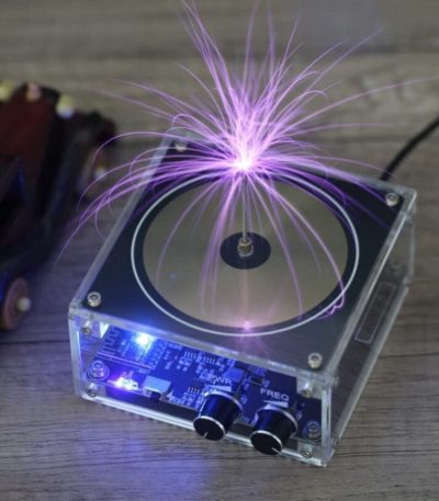 Elektrisk urladdningschip som genererar en lysande lila gnista på en transparent elektronisk krets.