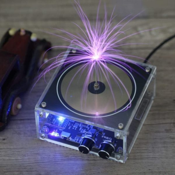Elektrisk urladdningschip som genererar en lysande lila gnista på en transparent elektronisk krets.