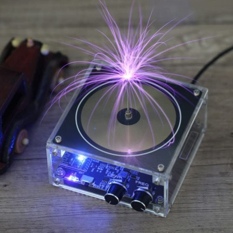 Elektrisk urladdningschip som genererar en lysande lila gnista på en transparent elektronisk krets.