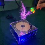 Minimalt DJ-bord med ljuspenna och färgade LED-lampor, perfekt för vetenskaplig dekoration eller musikaliskt evenemang.