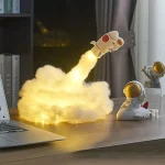 Rymdskepp i form av ett dödskalle med ett ljusande rökmoln, vetenskaplig dekoration för samling eller inredning, inspirerad av rymden och science fiction.
