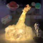 Rymdskepp i simulerad explosion med astronautfigurer och planetär dekoration, som väcker tankar om universum och rymdutforskning för en lekfull vetenskaplig dekoration.