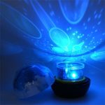 LED-lampa med blå ljuseffekter, idealisk för vetenskaplig inredning eller futuristisk atmosfär, som skapar färgglad och dynamisk belysning i ett rum.