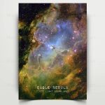 Rymdvulture, bild av Eagle Nebula, som illustrerar ett stjärnbildningsområde på 7 000 ljusår. Perfekt för vetenskaplig eller utbildande väggdekoration.
