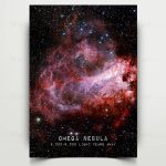 Bild av en färgglad Omega-nebulosa, som representerar ett stjärnbildningsområde i rymden, perfekt för vetenskaplig och astronomisk inredning.